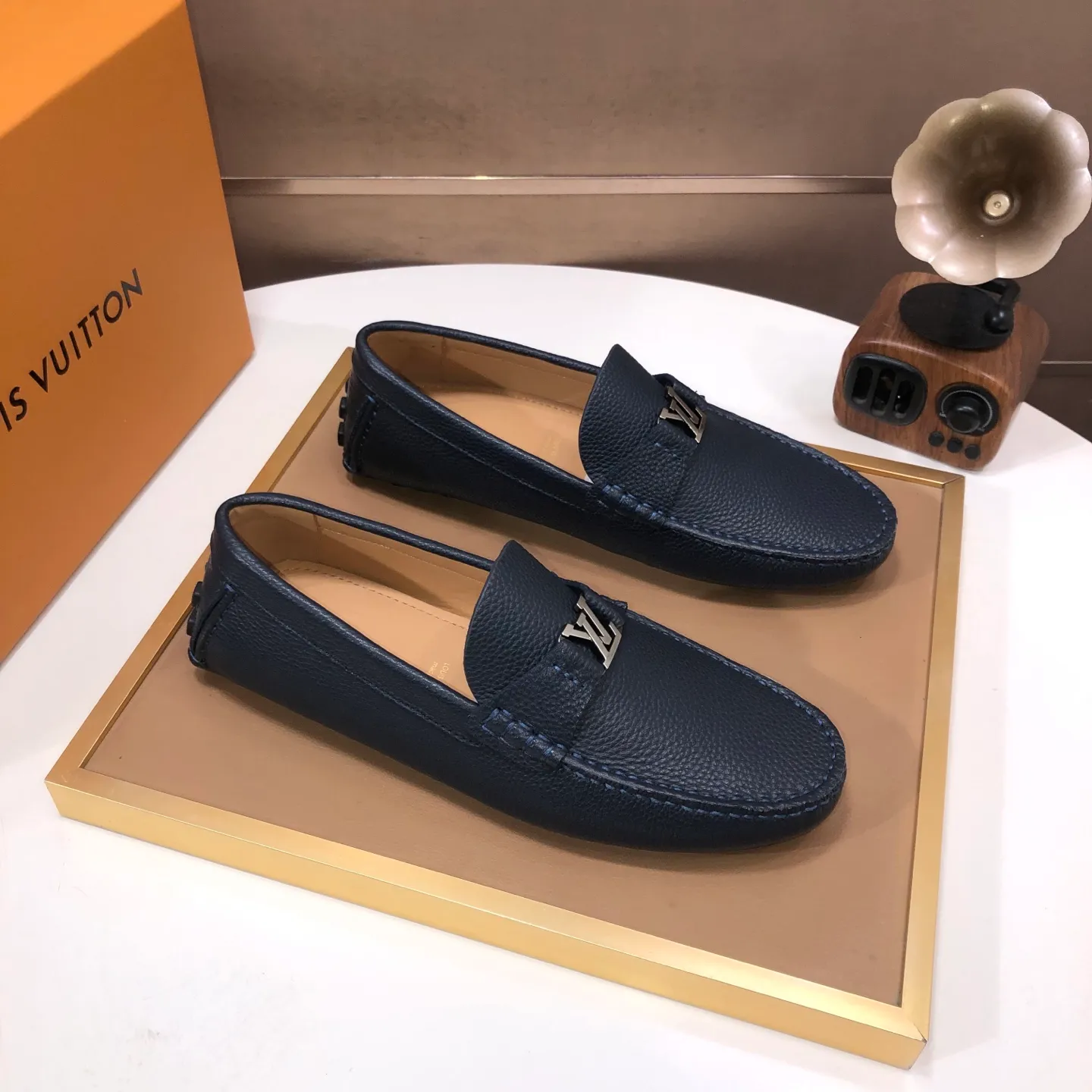 Men's men's shoes 💰420💰 [LV Doudou shoes] (water-dyed cowhide lining) new model is on the market, available on the official website. The new Doudou shoes are processed into single-color materials, and the uppers are made of imported cowhide material. The body of the shoe is fully hemmed with mark thread, and is lined with imported original cowhide leather. The elegant shoe shape is super suitable for all-matching, and the size is 38-44.
